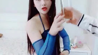 颜值女神玩的好嗨啊，全程露脸性感装扮展示逼逼绝活好刺激，西红柿塞逼里，一下塞好几哥油桃黄瓜蹭逼猕猴桃第02集