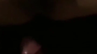 剃光的阴部和完美的身材少女使用玩具来愉悦自己