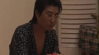 少女继妹在厨房里被继兄吃掉,发出愉悦的呻吟声