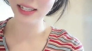 大学生在宿舍里狂野地玩耍
