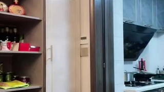 女儿和继妹与父亲一起享受三人行,而不是打架