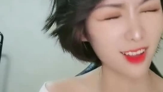 金发大学女孩在POV中给了一个懒散的口交