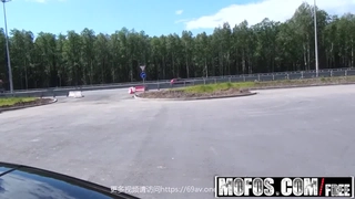 动情的骚妹子让小哥亲着小嘴揉着奶子又抠逼，让小哥舔逼自己揉奶子好有感觉表情好骚
