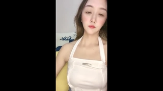 美女椅子上激情自摸到高潮还忍不住喷了