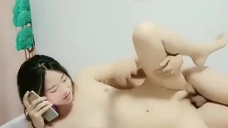 山居吟成都小胖哥穿着情趣丝袜玩，特写入洞