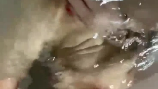 一线天妹子和男友在沙发上啪啪做爱，完美露脸解锁花式操穴