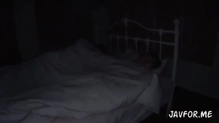 酒店姊妹热舞不稀奇，但当长发清纯妹趴卧在彼此身上的时候，全场气氛马上变超煽情! 看了都想双飞~